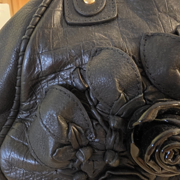 Isabella Fiore Black Leather Kiss-Lock Satchel / Crossbody with 3D Rosettes - Picture 11 of 16